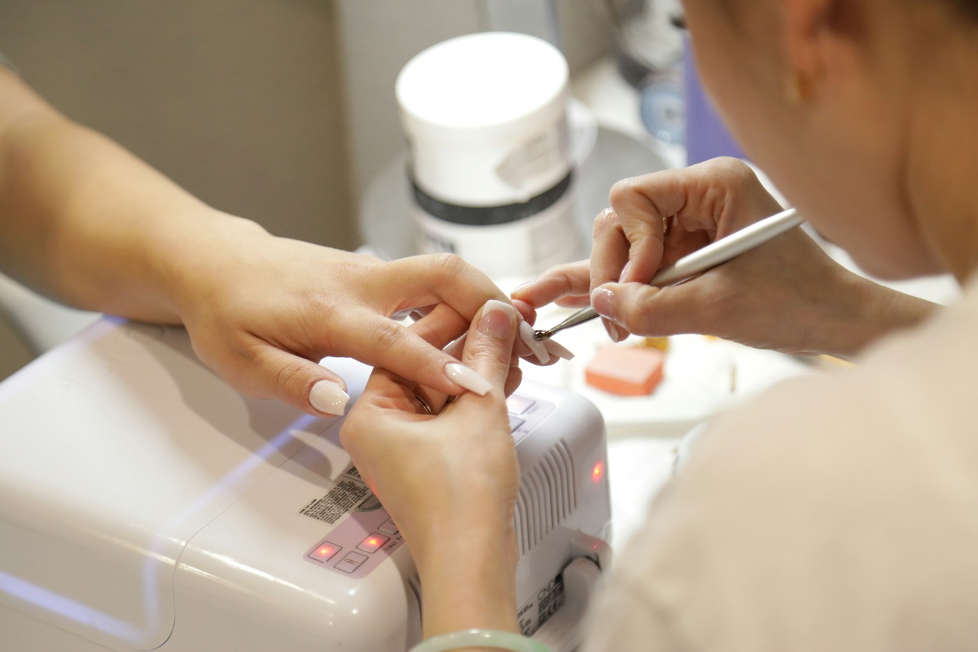 Atendimento de manicure com cuidado e precisão
