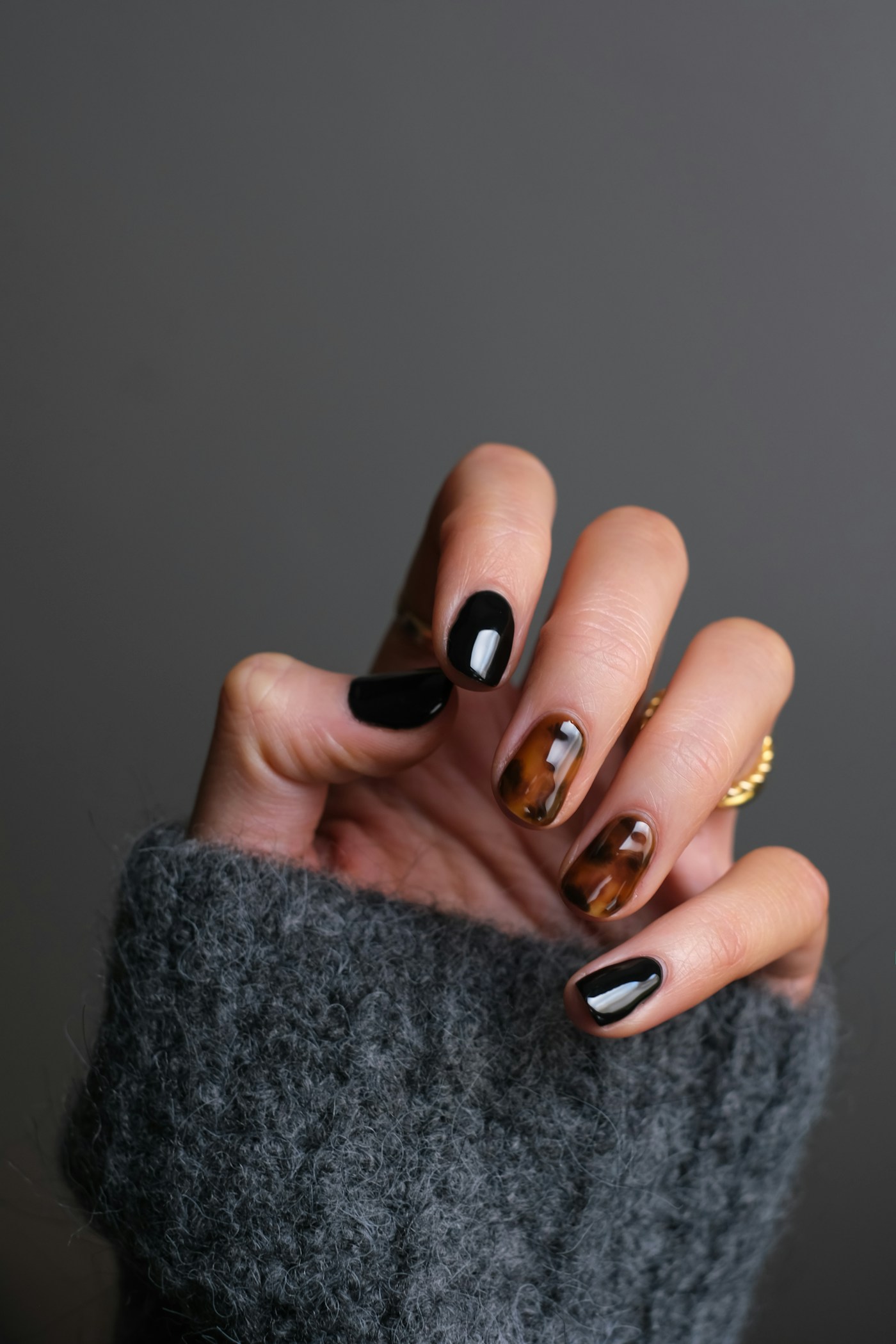 Nail art em preto e casco de tartaruga