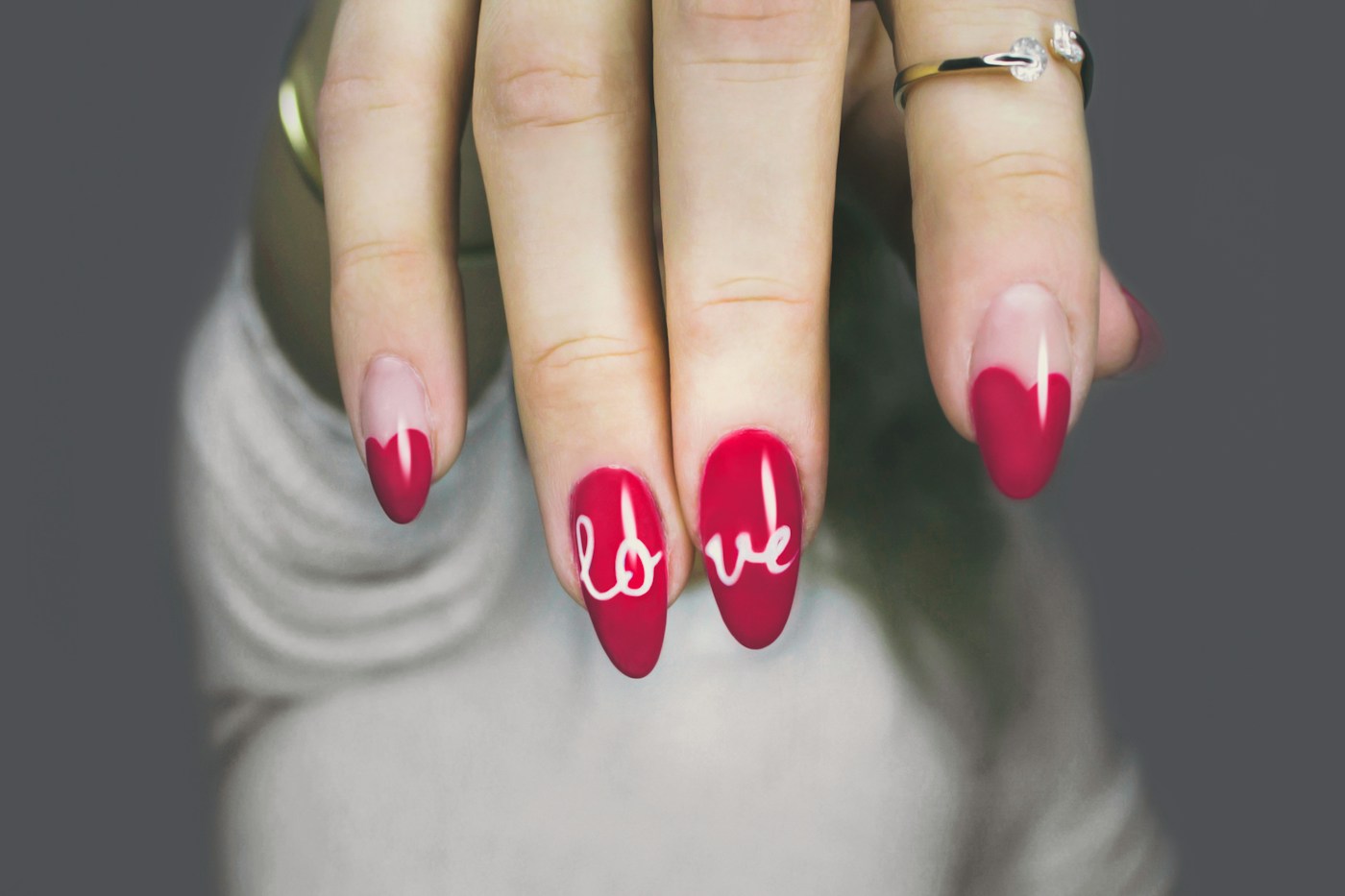 Unhas vermelhas com detalhe
