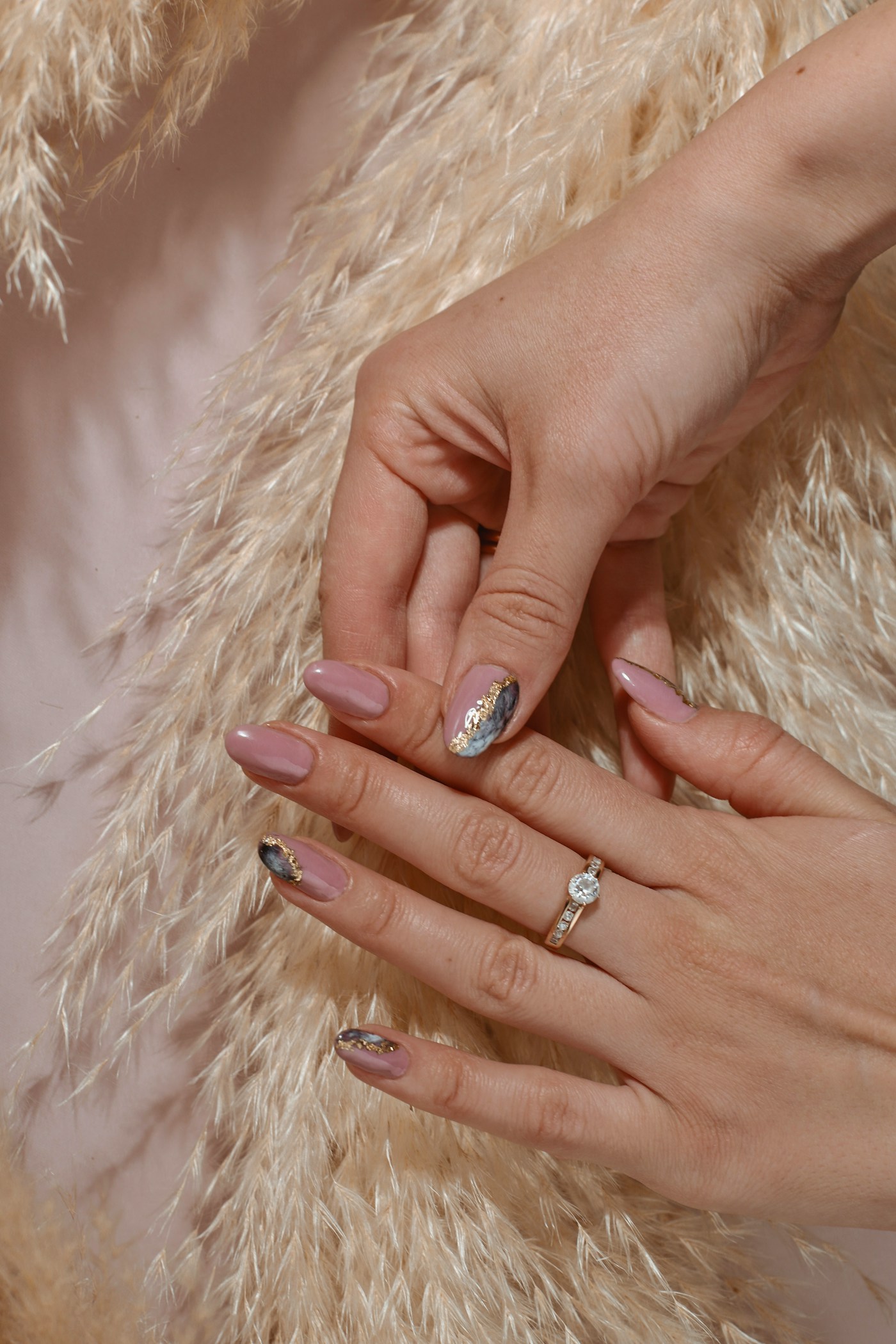 Unhas com efeito metalizado